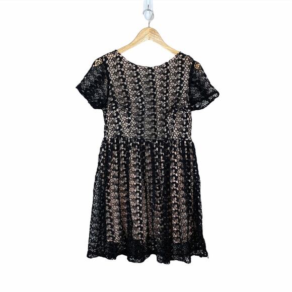 Topshop 90s Fit and Flare Black Crochet Lace Short Sleeve Skater Dress Size 8 - Picture 4 of 5